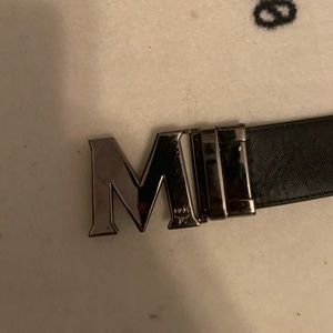 Reversible MCM belt
